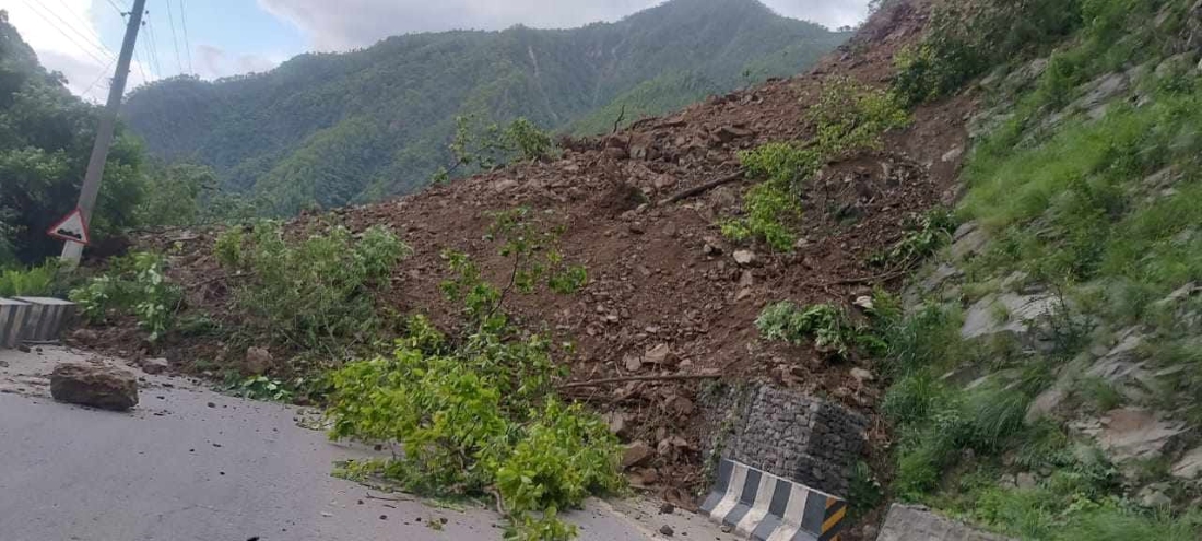 पहिरोले मध्यपहाडी लोकमार्ग अवरुद्ध